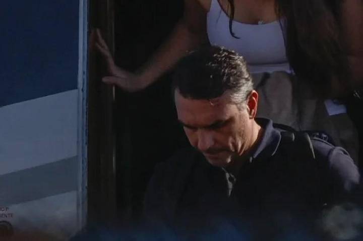 Flávio Bolsonaro chega a Miami com a família