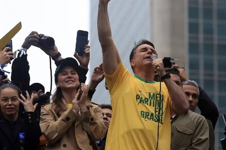 Flávio Bolsonaro chegou aos Estados Unidos após deixar o Brasil, afirma aliado de Trump
