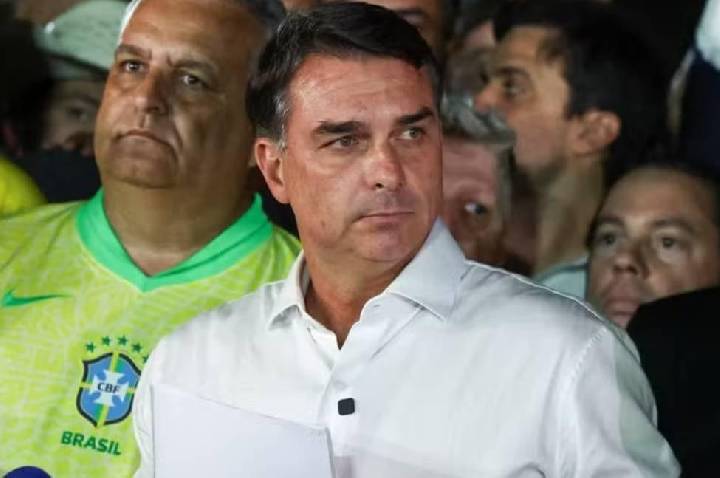 Flávio Bolsonaro não entrega passaporte à PF no prazo determinado pelo STF