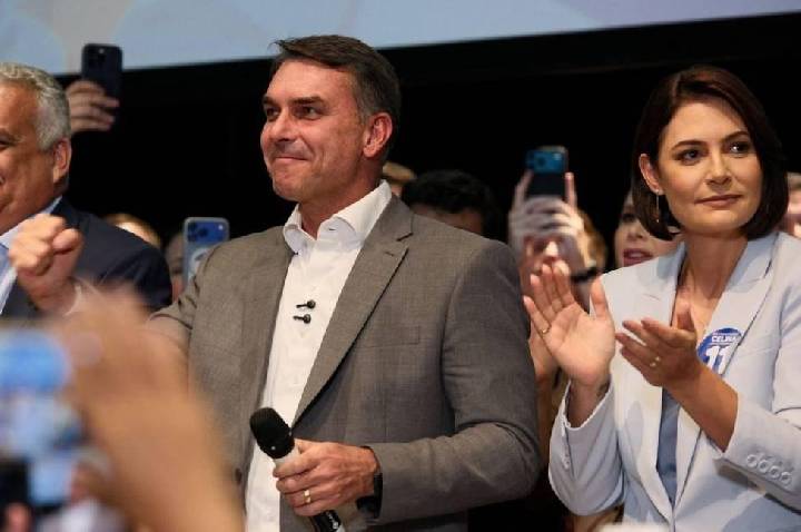 Flávio Bolsonaro recebe apoios políticos e defende reformas constitucionais e fim da reeleição