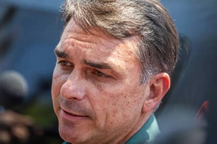 Flávio Bolsonaro utilizou passaporte italiano para deixar a Argentina em jatinho após atravessar fronteira pelo Paraná