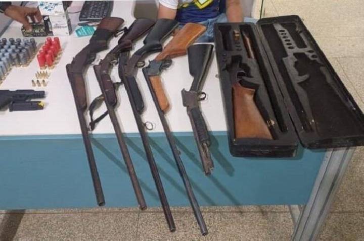 Força Tática detém quatro suspeitos e apreende armas na BR-364