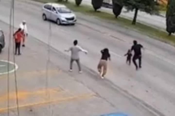 Funcionário de supermercado salva garotinha de atropelamento em Puebla no México