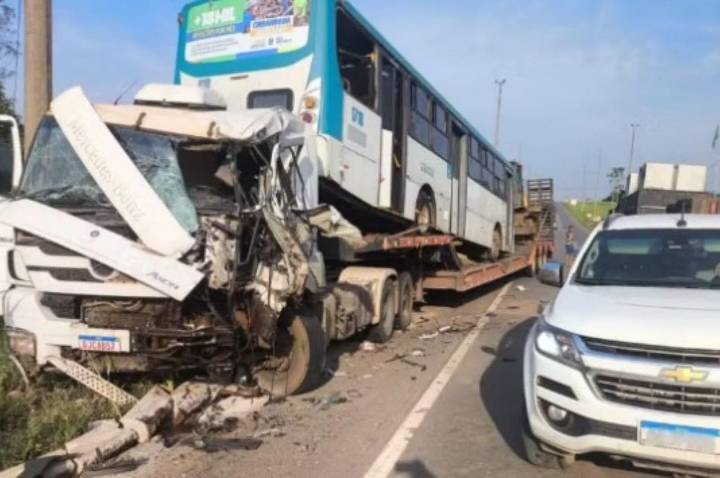 Grave acidente na BR-364 deixa motorista preso às ferragens