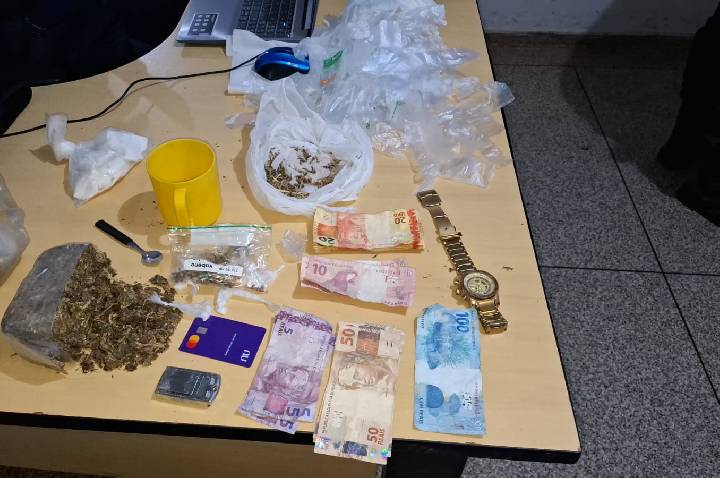 Guarnição do Setor 15 do 5º BPM apreende grande quantidade de drogas durante ação no bairro Ronaldo Aragão