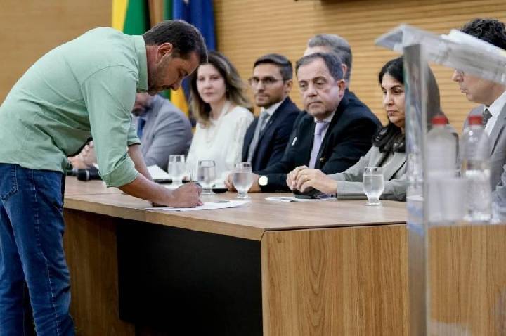 Hildon assina Pacto pela Educação e promete levar programa premiado para todo o Estado