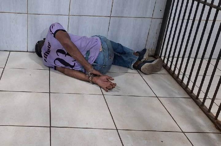 Homem com histórico criminal é contido por moradores depois de invadir residências, furtar objetos e agredir idosa em RO