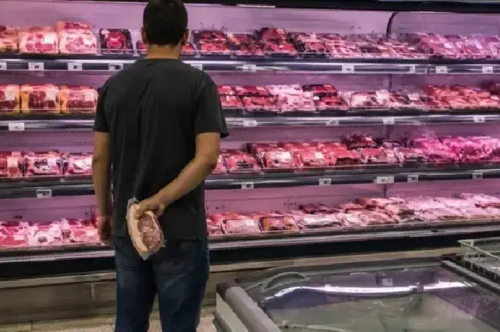 Homem é detido após furtar peça de picanha em supermercado em RO