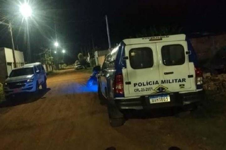 Homem é executado a tiros dentro de residência