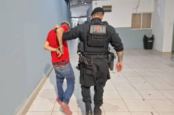 Homem em surto invade residências, pula telhado e danifica cerca elétrica no decorrer de fuga em RO