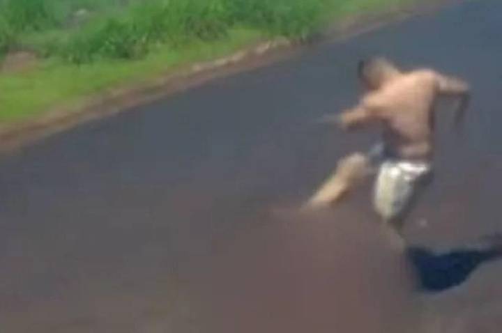 Homem espanca mulher com chutes e a arrasta pelo asfalto – VEJA O VÍDEO