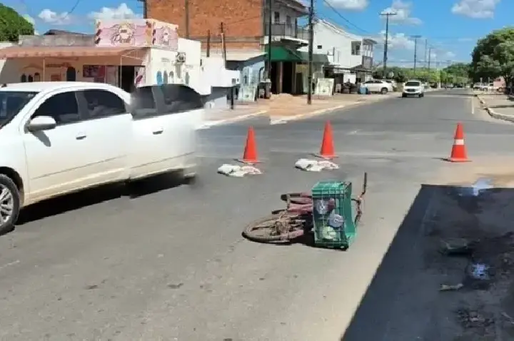 Idoso fica ferido após ser atropelado por carro ao atravessar cruzamento de bicicleta em RO