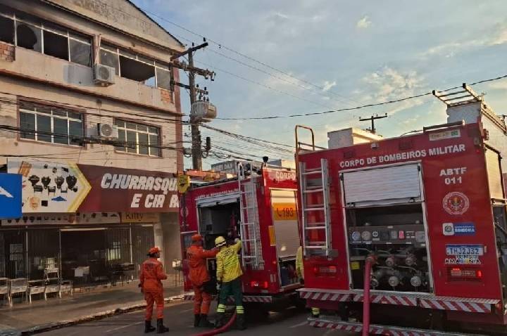 Incêndio atinge segundo andar de edifício comercial na Avenida 7 de Setembro em Porto Velho