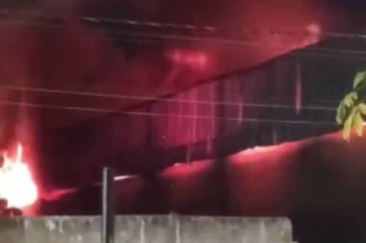 Incêndio de grandes proporções destrói galpão comercial e veículos na Avenida Guaporé em Porto Velho