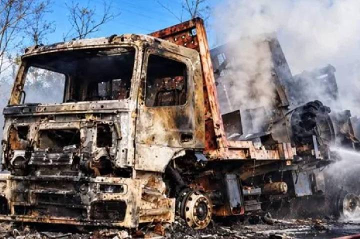 Incêndio destrói caminhão carregado com tratores e interrompe trânsito na BR-364