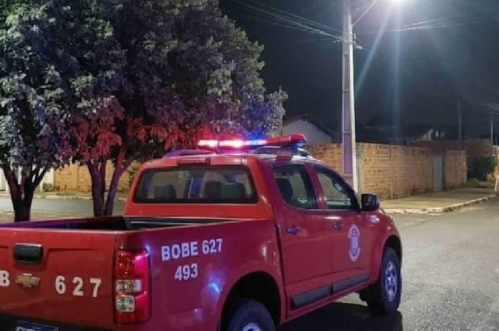 Incêndio destrói residência no decorrer de a madrugada em São Miguel do Guaporé