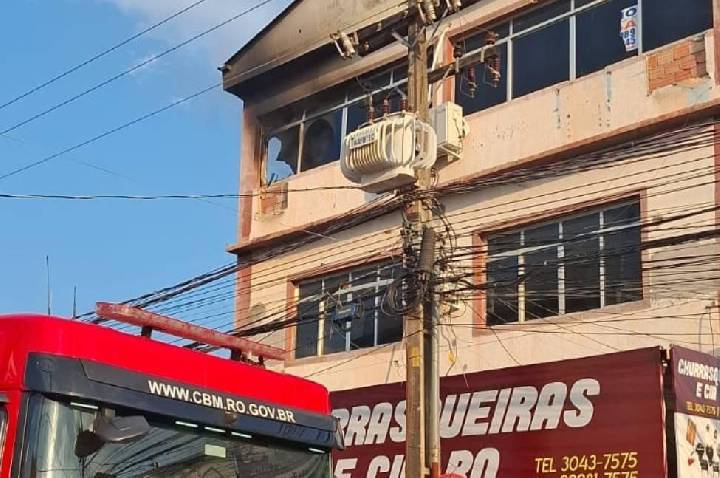 Incêndio em prédio comercial no centro de Porto Velho é atribuído a celular carregando sobre colchão