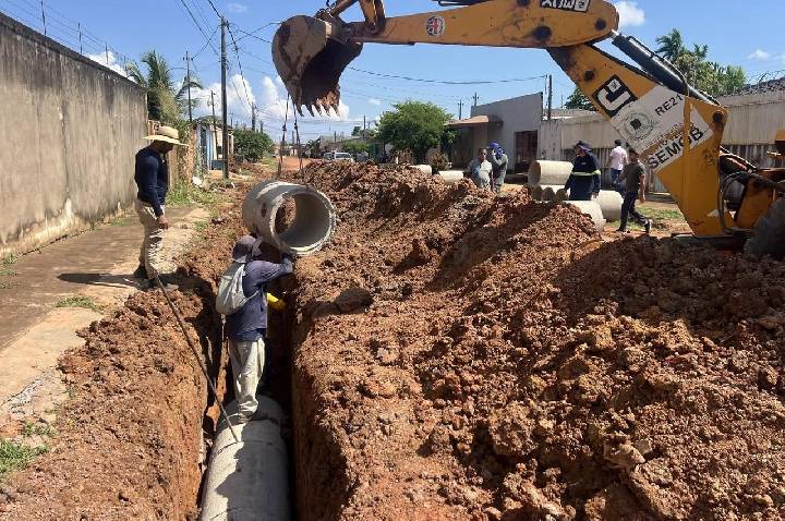 Intervenções de drenagem são realizadas na Avenida Guaporé