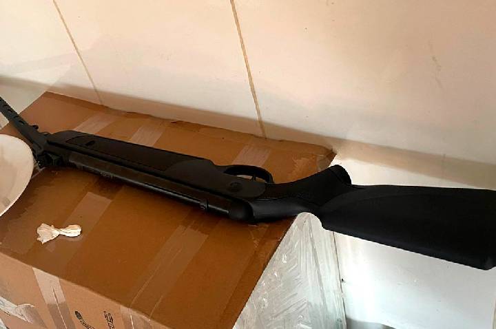 JI-PARANÁ – FUGA DE SUSPEITO LEVA POLÍCIA MILITAR A LOCALIZAR MUNIÇÕES, ARMA DE PRESSÃO E ENTORPECENTE