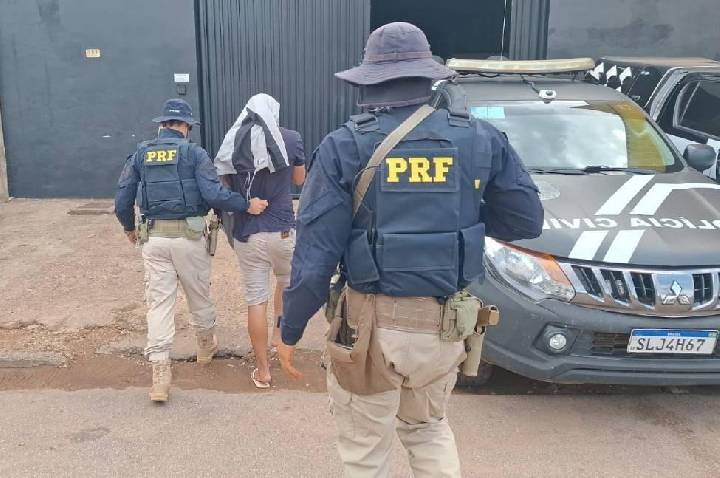 Jovem de 21 anos é preso com maconha e cocaína em táxi na BR-364