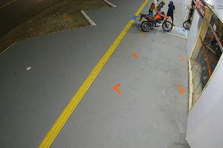 Jovem é preso pela Polícia Militar depois de invasão e furto de motocicletas em loja na região central de Porto Velho