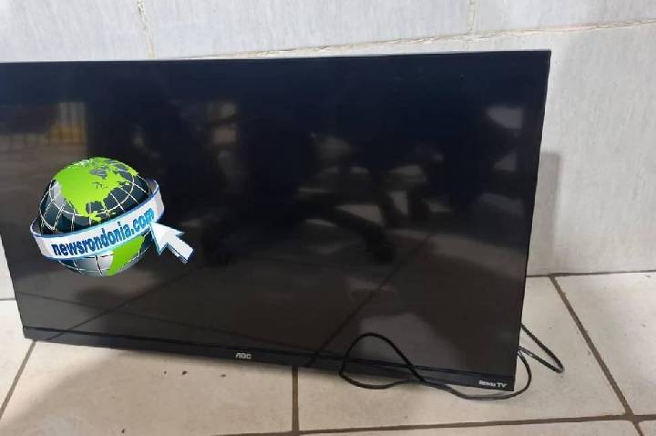 Jovem é preso pela Polícia Militar transportando televisão furtada em Guajará Mirim
