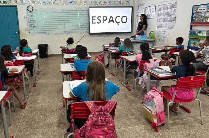 Lousas digitais ampliam recursos de aprendizagem nas escolas de Corumbiara com investimento de Ezequiel Neiva