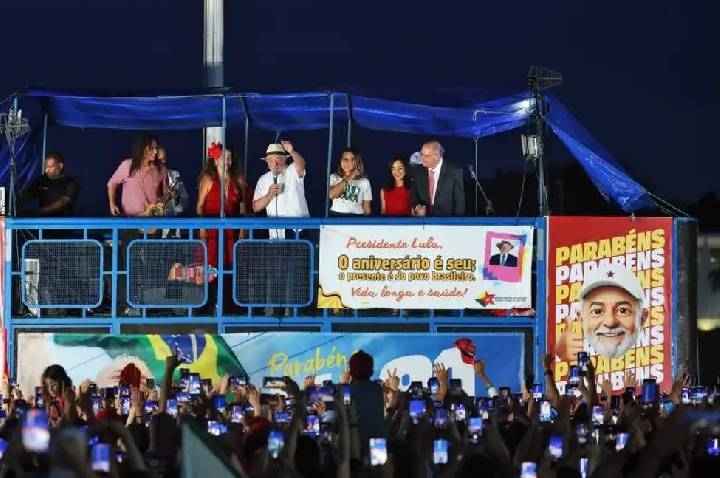 Lula classifica fuga de Flávio Bolsonaro como “ato vergonhoso” e afirma que adversário deve à Justiça