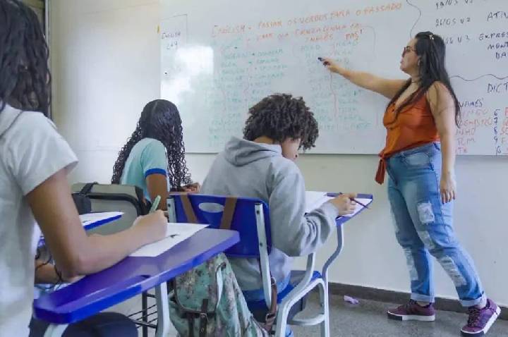 Lula e Flávio Bolsonaro apresentam propostas diferentes para a educação