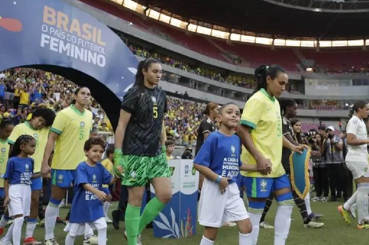 Lula e Flávio Bolsonaro divergem sobre propostas para o esporte