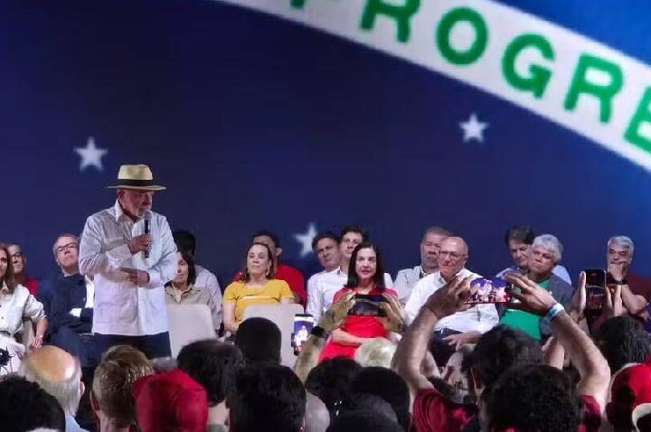 Lula promete ‘salto além do básico’ e oficializa candidatura à reeleição pelo PT