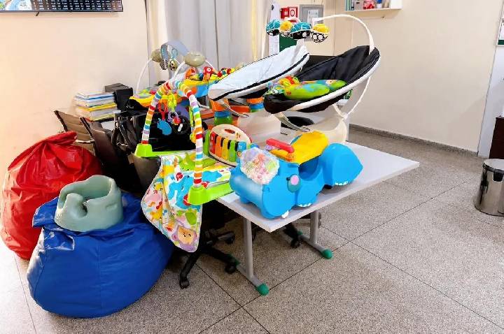 Madrinha do programa Apadrinhando uma História doa artigos para bebês acolhidos na Casa Criar