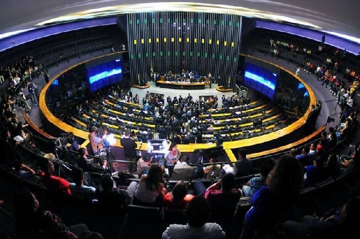 MENOS RELIGIOSOS E MILITARES: Perfil dos deputados eleitos muda com avanço de empresários e médicos