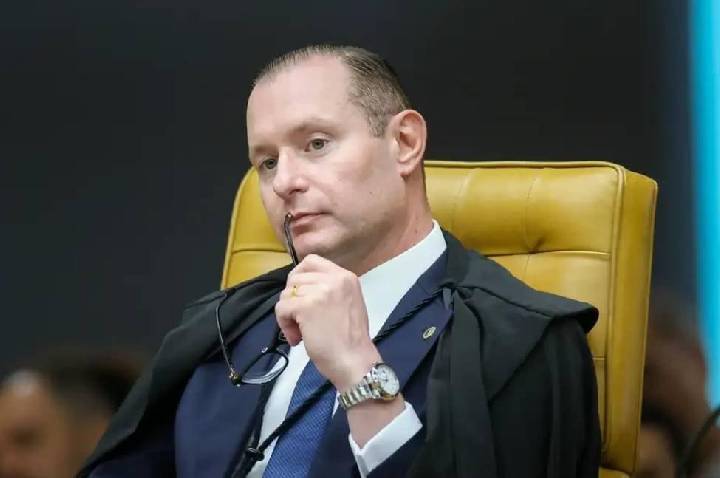Ministro Cristiano Zanin dá 48 horas para Anatel esclarecer falhas no acesso gratuito a canais do TSE