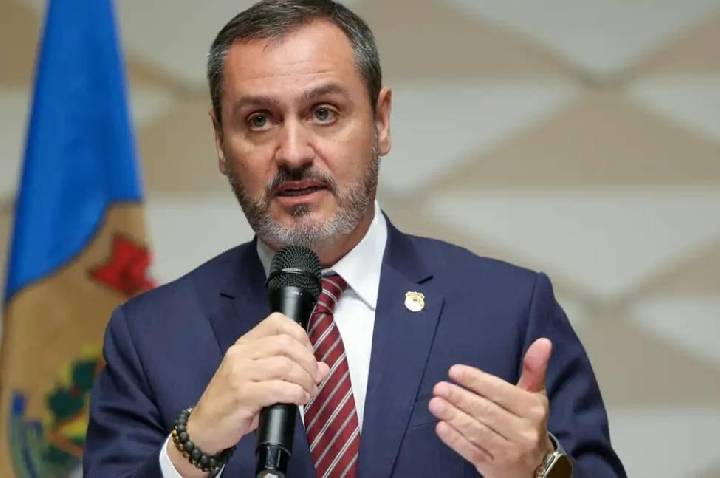 Ministro do STF afasta diretor-geral da Polícia Federal em decisão sobre investigações do caso Master