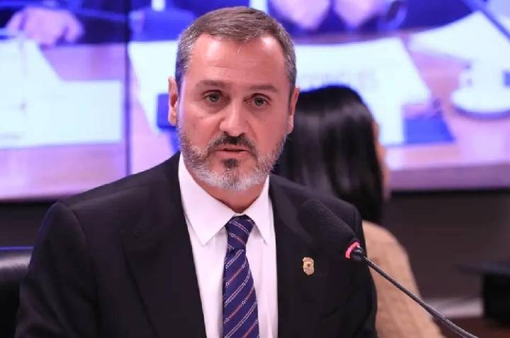 Ministro Flávio Dino determina a reintegração de Andrei Rodrigues ao cargo de diretor geral da Polícia Federal