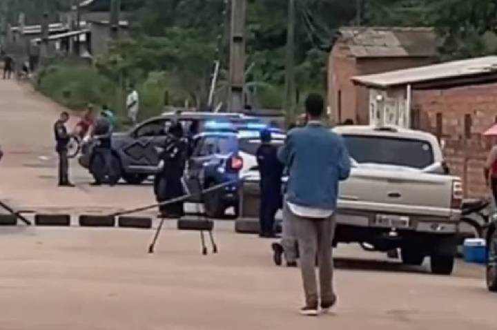 Moradores fazem manifesto e bloqueiam acesso ao Bairro Nacional na zona Norte de Porto Velho