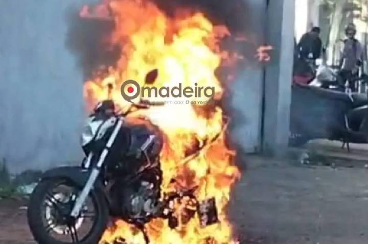 Motocicleta é totalmente destruída por incêndio depois de curto-circuito na Avenida Guaporé em Porto Velho