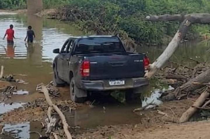 Motocicleta submersa é encontrada por pescador sob ponte da BR-429