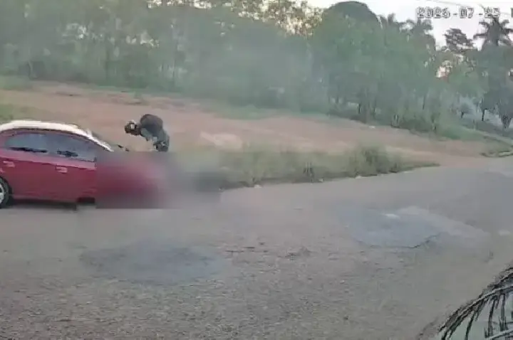 Motociclista é arremessado em violenta colisão no bairro Aeroclube em Porto Velho