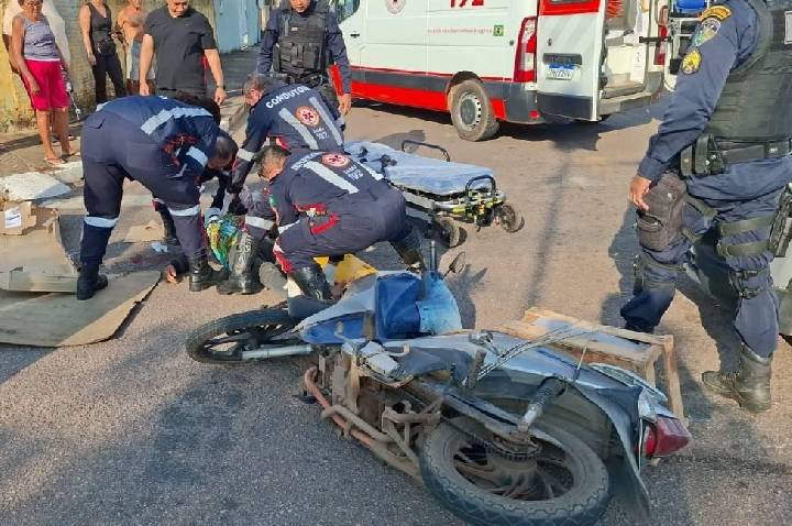 Motociclista fica ferida em acidente grave depois de colisão com automóvel em cruzamento de Porto Velho
