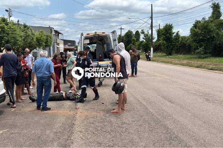 Motociclista fica ferido após acidente com carro na rua México