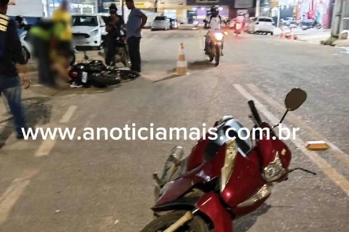 Motociclista tenta ultrapassagem, atinge lombada e colide com motoneta próximo ao Hospital Municipal