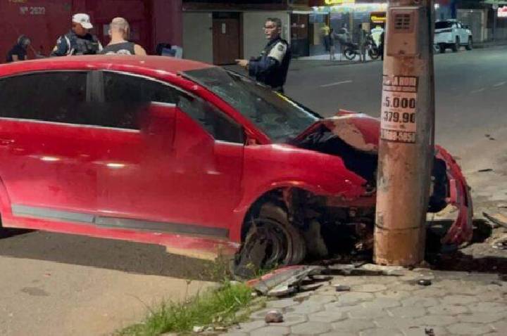 Motorista fica ferido após colidir carro contra poste de iluminação em Porto Velho