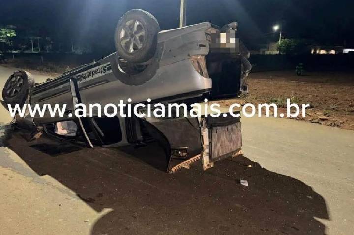 Motorista perde o controle após desviar de veículo e capota picape na Linha 625