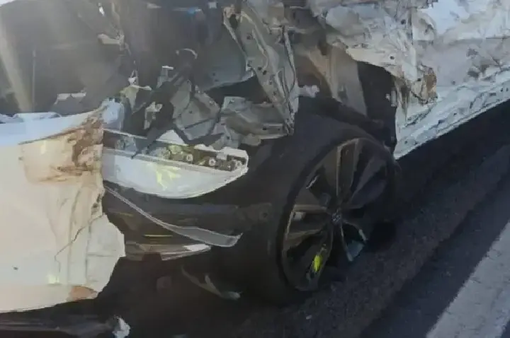 Motorista sai ileso após HB20 colidir contra carreta na BR-364 em Rondônia