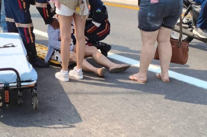Mototáxi colide contra carro elétrico e deixa passageira idosa ferida na BR-364
