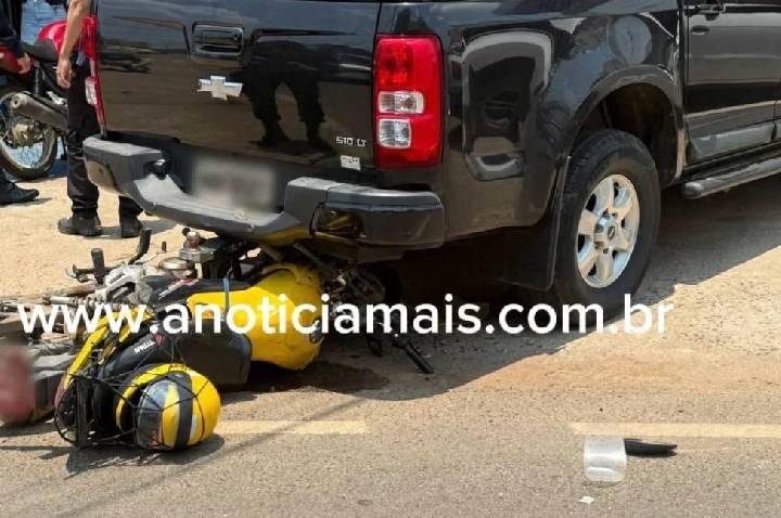 Mototaxista fica ferido depois de colisão com carro e caminhonete no centro de Jaru