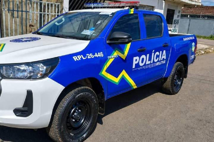 Mulher é detida pela Polícia Militar depois de atirar pedras em portão e ameaçar cortar garganta de moradores em RO