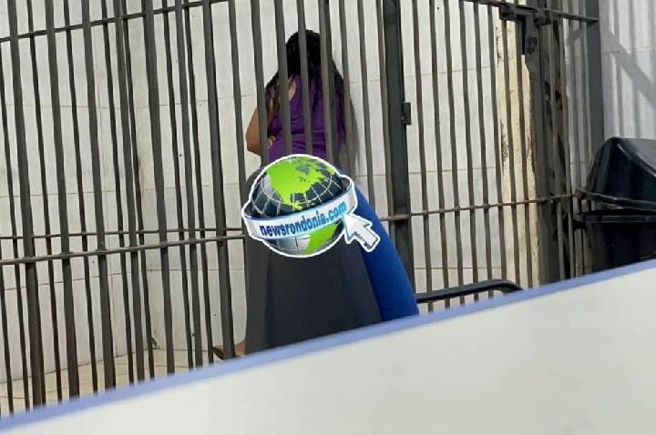 Mulher é presa pela PM depois de invadir residência, danificar bens e ferir namorado com canivete em Rondônia